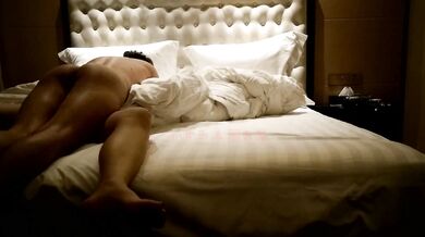 强奸魔下药迷翻美女同事药量不够操着操着竟然迷迷糊糊的醒了 (2)