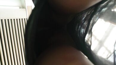 极品美眉黑裙斜腿丁字裤