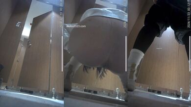 十二月最新流出精品厕拍全景酒吧女厕偷拍美女尿尿两个前蹲修长美腿长靴靓妹 (2)